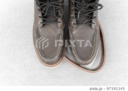 壊れた靴。不良品のイメージ。 97191143