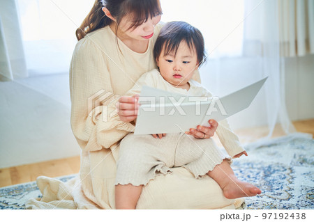 絵本を読む親子 97192438