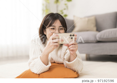 リビングでスマホを見ている女性 リビングでスマホを見ている女性 97192596