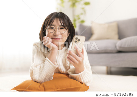 リビングでスマホを見ている女性 リビングでスマホを見ている女性 97192598