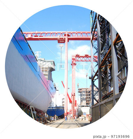 Tonnage steel ship is under construction in shipyard, shipbuilding continues 97193696