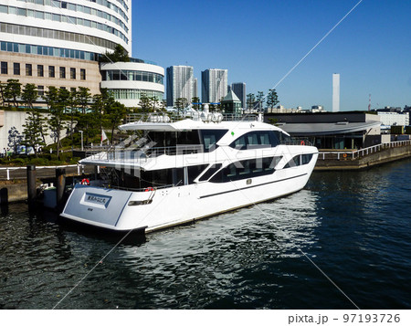 東京みなと丸が停泊する竹芝小型船発着所の風景 97193726