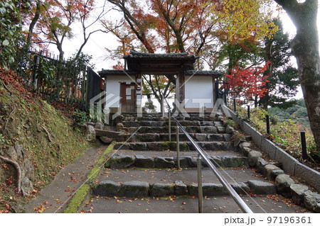 京都市のお寺：清閑寺の境内入り口門の参道から眺めた風景 97196361