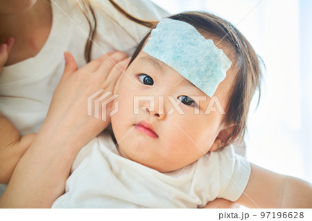 発熱した幼児とお世話するお母さん 97196628