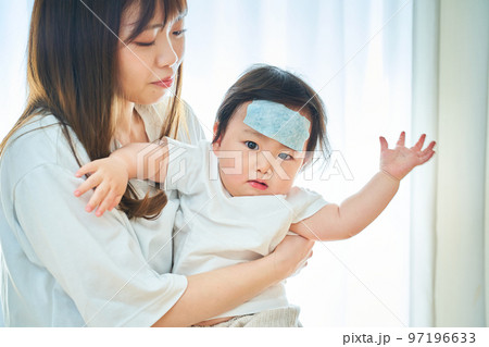 発熱した幼児とお世話するお母さん 97196633