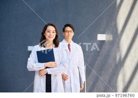 病院の廊下を歩く白衣を着た男女の医療イメージ 97196760