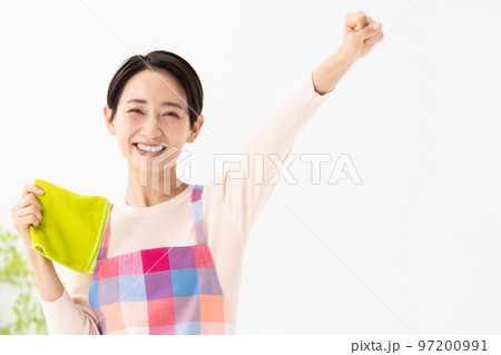 掃除をする女性　写真素材 97200991