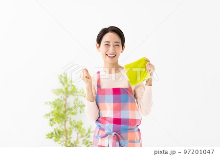 掃除をする女性 97201047