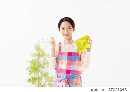 掃除をする女性 97201048