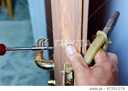 Repair of faulty lever door handle in interior door. Repair of faulty lever door handle in interior door. 97201279