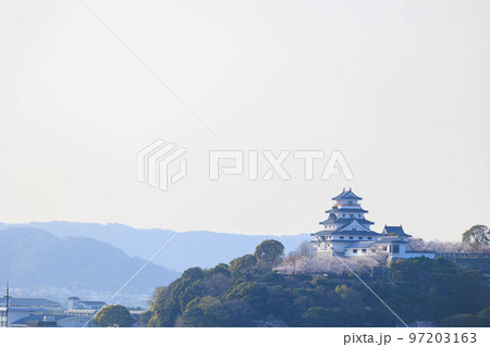 緑に囲まれた唐津城「佐賀県」 97203163