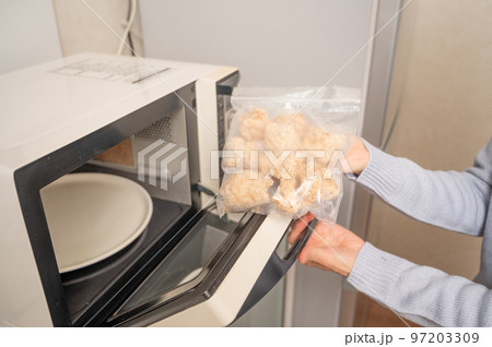 冷凍唐揚げレンジで調理 97203309