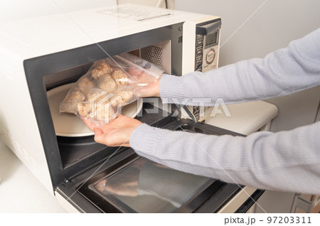 冷凍唐揚げレンジで調理 97203311