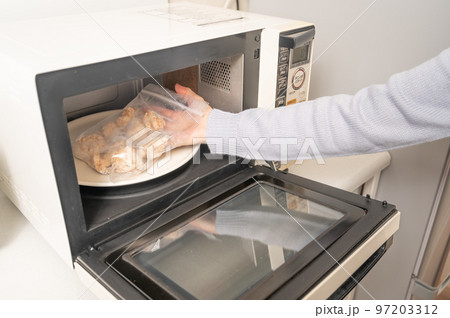 冷凍唐揚げレンジで調理 冷凍唐揚げレンジで調理 97203312