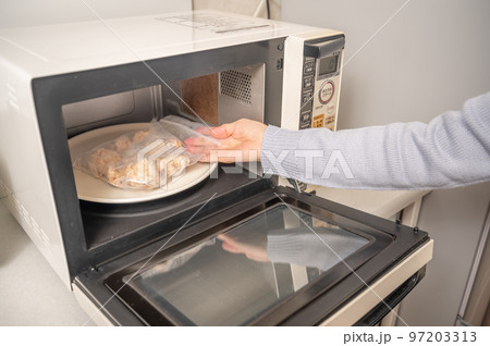 冷凍唐揚げレンジで調理 97203313