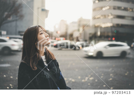 都会の交差点で立っている女性 都会の交差点で立っている女性 97203413