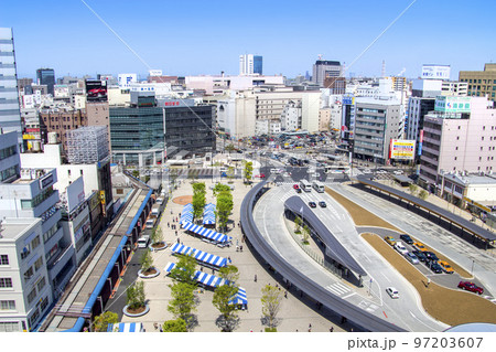 大分駅前ロータリーと市街地 97203607