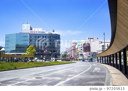 大分駅前ロータリーと市街地 97203613