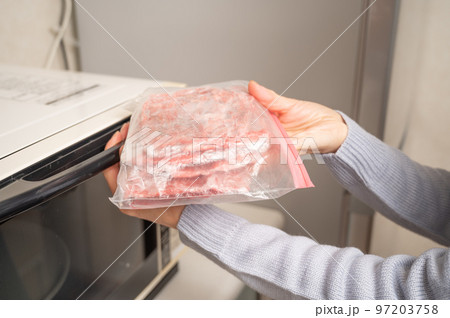 冷凍牛肉レンジで解凍 冷凍牛肉レンジで解凍 97203758