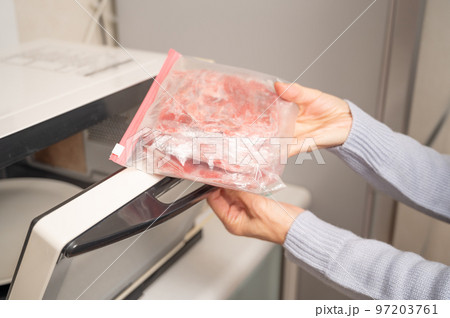 冷凍牛肉レンジで解凍 冷凍牛肉レンジで解凍 97203761