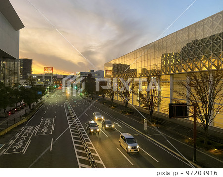 夕焼けと大分県立美術館 97203916