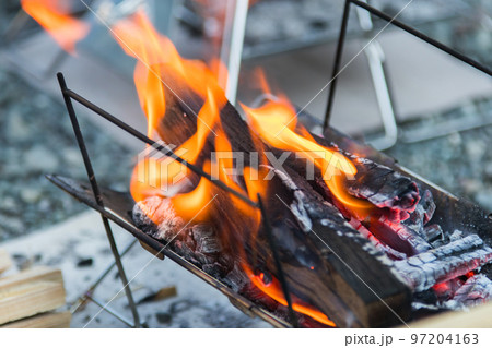 焚火(キャンプ・アウトドアイメージ) 焚火(キャンプ・アウトドアイメージ) 97204163