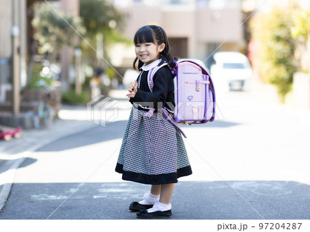 小学校に入学する一年生 小学校に入学する一年生 97204287