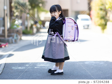 小学校に入学する一年生 97204288