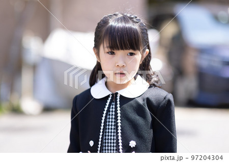 小学校に入学する一年生 小学校に入学する一年生 97204304