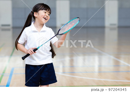 バドミントンを楽しむ子供 97204345