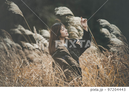 ススキと女性ポートレート 97204443