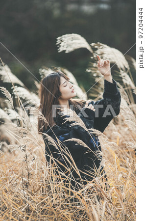 ススキと女性ポートレート 97204444