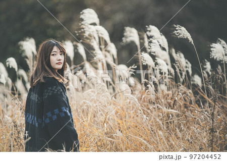 ススキと女性ポートレート ススキと女性ポートレート 97204452