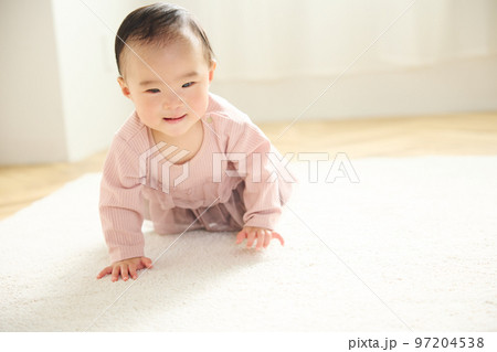 リビングで遊ぶ赤ちゃん 97204538