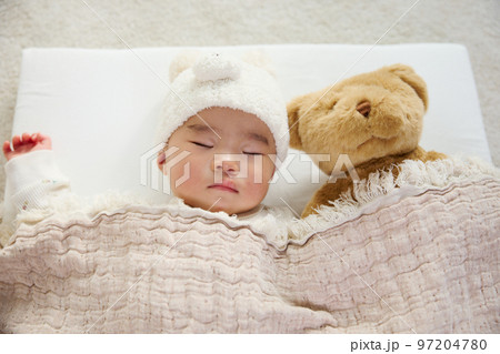 昼寝をする赤ちゃん 昼寝をする赤ちゃん 97204780