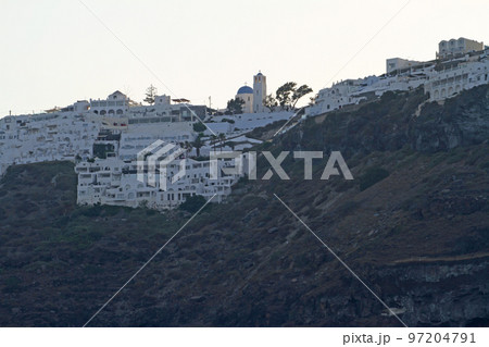 夜明けのサントリーニ島の断崖絶壁に建つ白い家並み 97204791