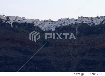 夜明けのサントリーニ島の断崖絶壁に建つ白い家並み 97204792