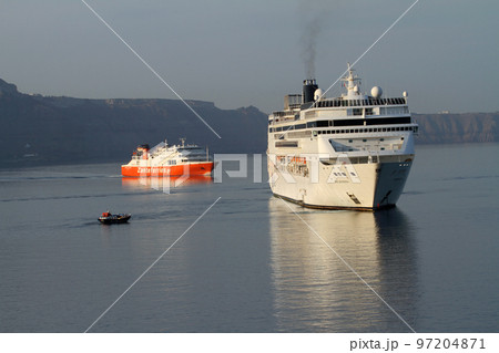 サントリーニ島の港湾に停泊するクルーズ船 97204871