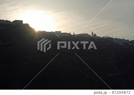 断崖絶壁のサントリーニ島の夜明けの街並み 97204872