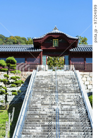 青空に映える神社 97204999