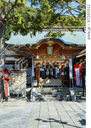 晴れた日の神社 97205012