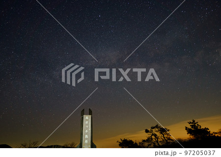 高ボッチ高原のモニュメントと天の川 97205037