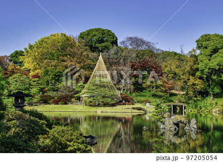 東京都　六義園（りくぎえん）　吹上茶屋付近の紅葉　特別名勝 97205054