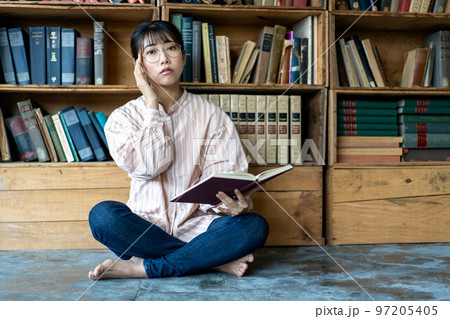 シックな部屋でのんびりと読書する若い女性 シックな部屋でのんびりと読書する若い女性 97205405