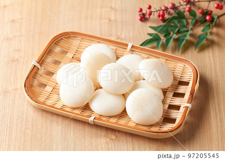 ざるに盛った丸餅 ざるに盛った丸餅 97205545