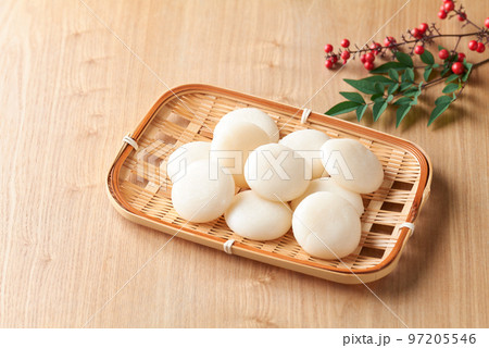 ざるに盛った丸餅 97205546
