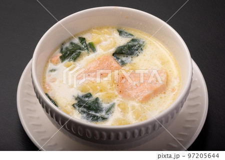 サーモンとほうれん草のクリームスープパスタ 97205644