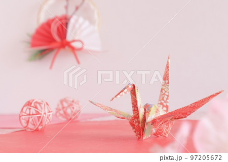 お正月イメージの鶴しめ縄飾りの年賀状背景 お正月イメージの鶴しめ縄飾りの年賀状背景 97205672