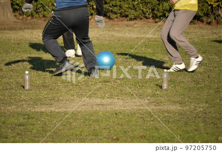 ペットボトルのゴールにシュート ペットボトルのゴールにシュート 97205750