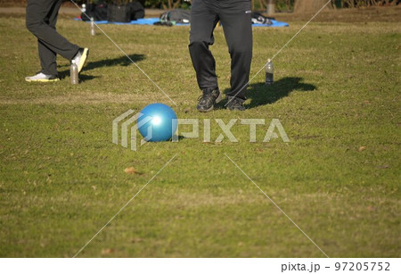 ペットボトルのゴールにシュート 97205752